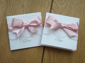 Glamour guest name cards with lace